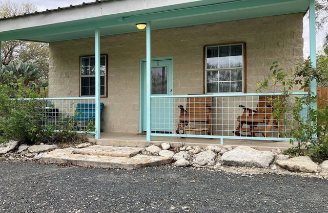 Charming 2-bedroom cabin right on the Frio River