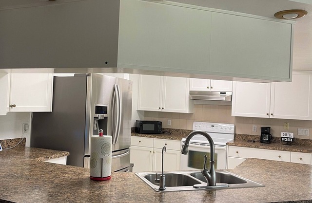 Charming 2-bedroom chalet with WiFi, AC in lovely Tampa