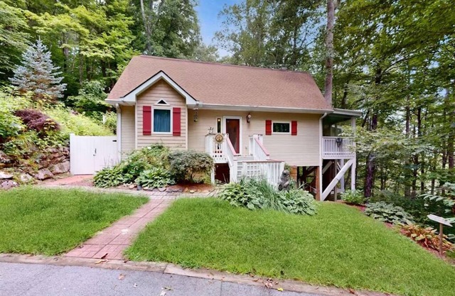 Charming 2-bedroom cottage with WiFi, AC in beautiful Cullowhee