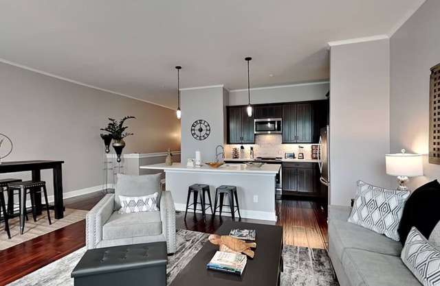 Charming 2-bedroom condo located on the Historic Strand with WiFi, AC