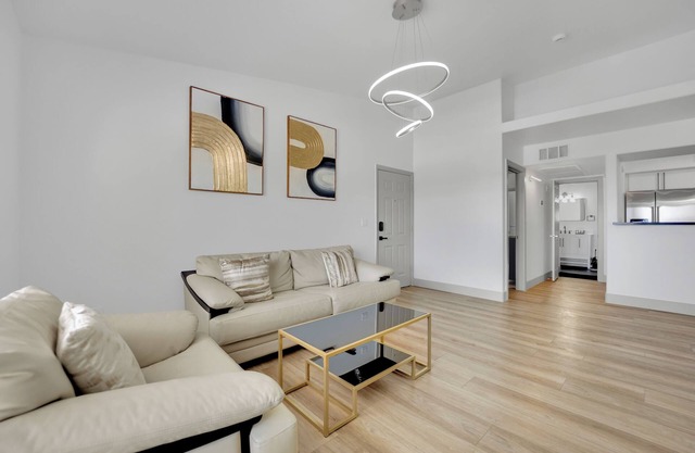 Charming 2-bedroom condo near to Strip