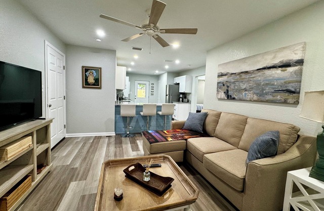 Charming 2-bedroom cottage with full kitchen and WiFi in Pensacola. Sleeps 4.