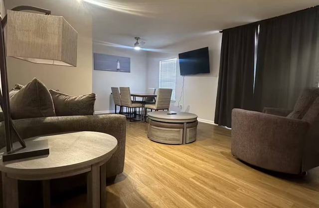 Charming 2-bedroom condo with WiFi, AC near the Houston Galleria