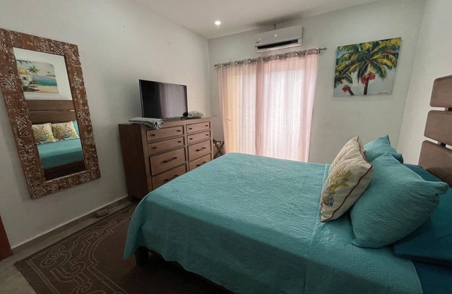 Charming 2-bedroom condo with WiFi, AC in enchanting Roatan