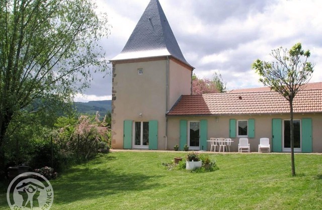 Charming 2-Bedroom Cottage with Private Garden and Modern Amenities in Peaceful Setting