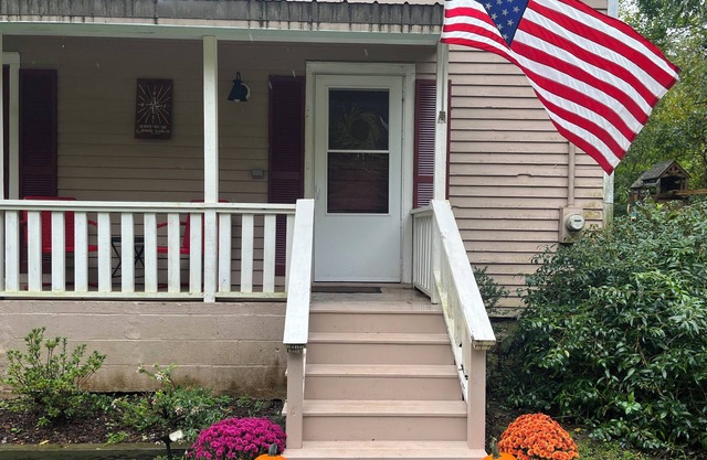 Charming 2-bedroom cottage w WiFi, AC in tranquil Syria w deck sounds Rose River