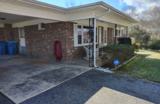 Charming 2-bedroom country house with AC, WiFi in Lenoir