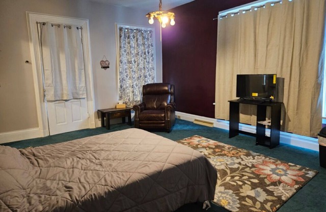 Charming 2-bedroom efficiency apartment with WiFi, AC in welcoming Girard PA.