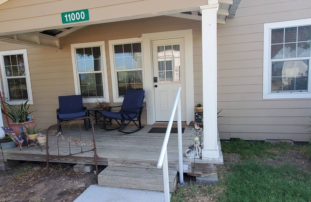 Charming 2-bedroom farmhouse in Snook, TX with WiFi and AC