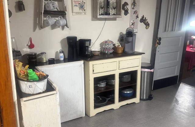 Charming 2-bedroom farmhouse in wonderful Gleason with AC, WiFi