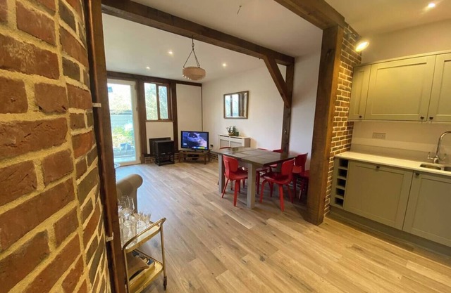 Charming 2-bedroom barn in Weston Green with WiFi