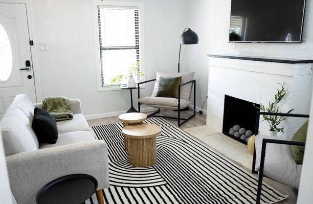 Charming 2-bedroom house in lovely Fort Worth with WiFi, AC