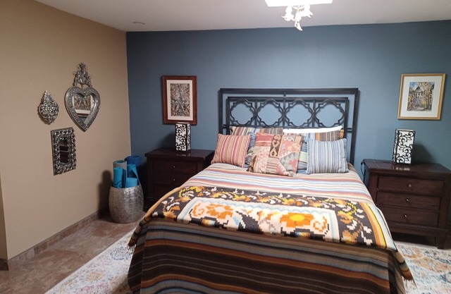 Charming 2-bedroom house with AC, fitness room in wonderful Las Cruces