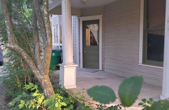 Charming 2-bedroom house in delightful Waxahachie with AC, WiFi