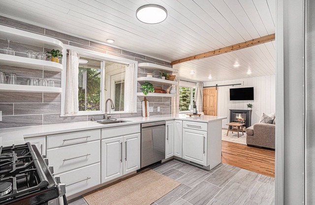 Charming 2-bedroom house with hot tub, 7mins to Saugatuck & beach