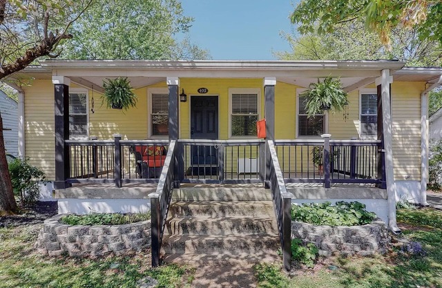 Charming 2-bedroom house in Old Hickory Village, Walk along the lake road.