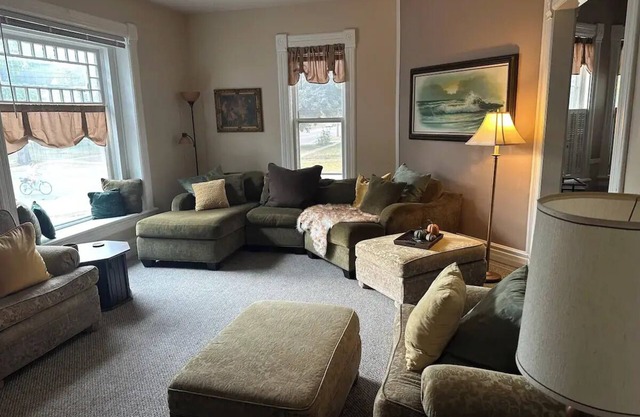 Charming 2-bedroom Home Near Downtown Beloit/Beloit College