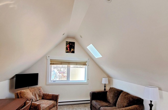 Charming 2 Bedroom House Close to KGH and Lake
