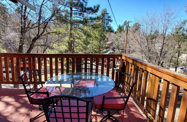 Charming 2 bedroom house in Big Bear with AC Deck BBQ Firepit Fireplace Private