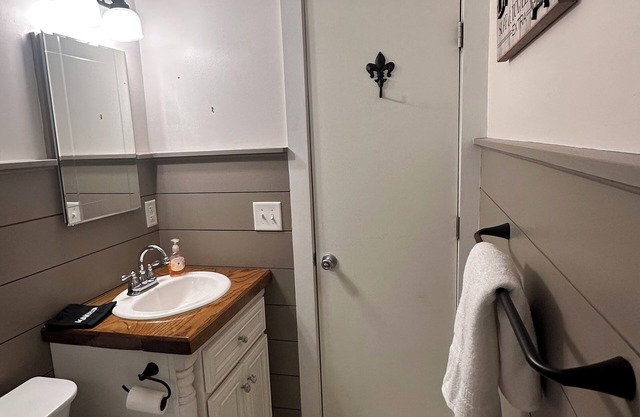 Charming 2-bedroom house in wonderful Crawford with petting zoo.