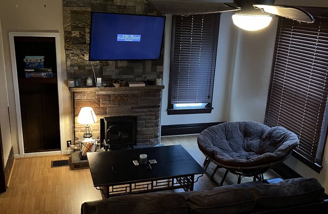 Charming 2-bedroom house with WiFi in historic downtown Fairmont