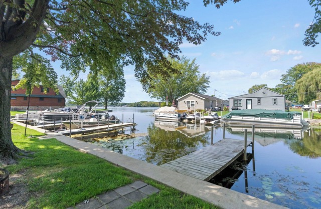 Charming 2-bedroom house with WiFi and AC, lakefront access.