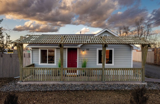 Charming 2-bedroom house with AC, WiFi centrally located in Montrose, CO