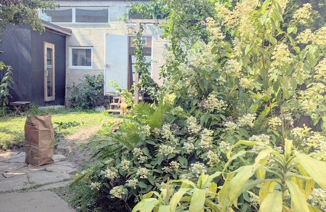 Charming 2-bedroom house in Brockton Village with Garden and Sauna