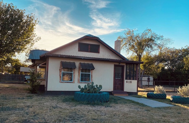 Charming 2-bedroom house in Coleman with AC and WiFi. Sleeps 6 & no pets.