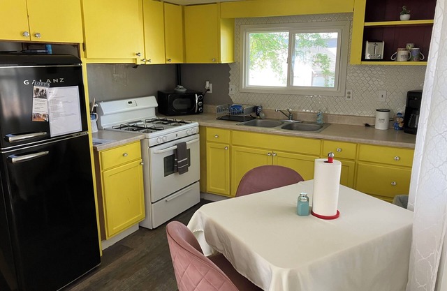 Charming 2-bedroom house in serene Heppner with AC, WiFi