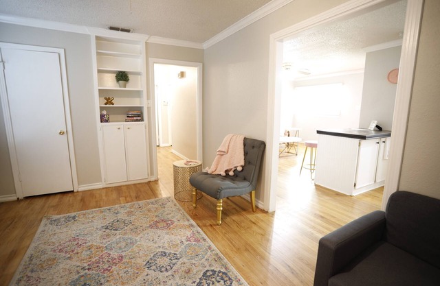 Charming 2-bedroom house honoring musics Outlaws and Legends