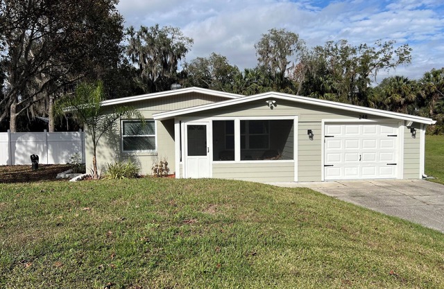 Charming 2-bedroom house in DeBary with AC- Close to highway andhiking Trail