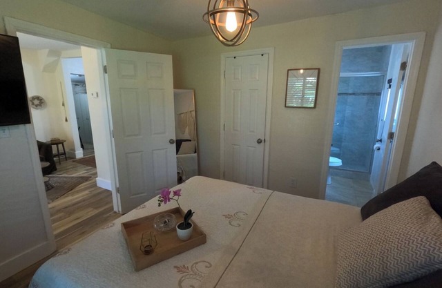 Charming 2-bedroom house near Design District in Miami with WiFi and AC