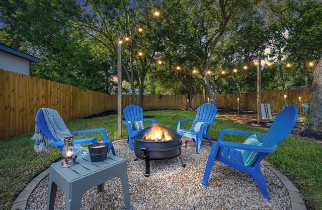 Charming 2-bedroom house in welcoming Seguin with AC and WiFi.