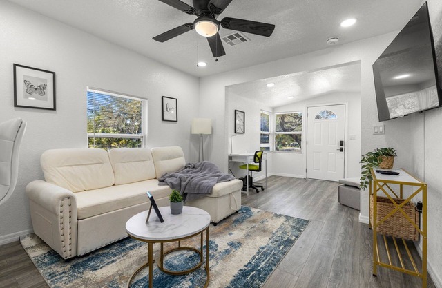 Charming 2-bedroom house in Tampa with WiFi /AC and RV Parking.