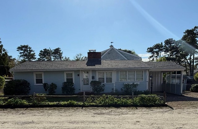 Charming 2-bedroom in Brewster with AC, walking distance to association beach.