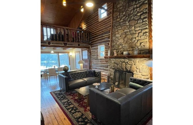 Charming 2 bedroom log cabin on a serene lake