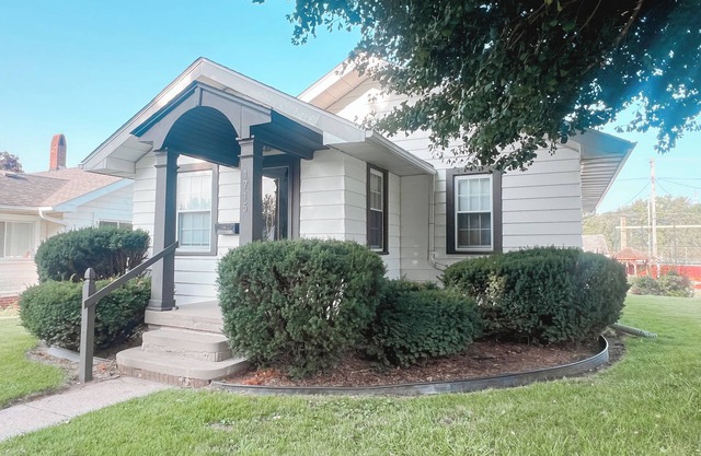 Charming 2 bedroom one bath home close to Highland Park!