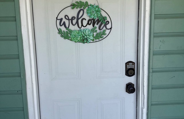 Charming 2-bedroom, pet-friendly house in Hitchcock with Wi-Fi and AC