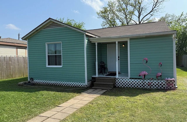 Charming 2-bedroom pet-friendly house with fenced yard minutes from Galveston!