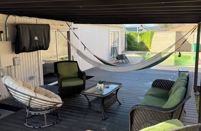 Charming 2-bedroom, private, pool house in fantastic Houston