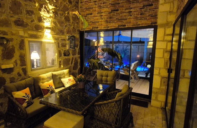 Charming 2-bedroom stone house with heating svimming pool pleasant İzmir