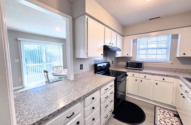 Charming 2-bedroom townhome in Pineville- Charlotte