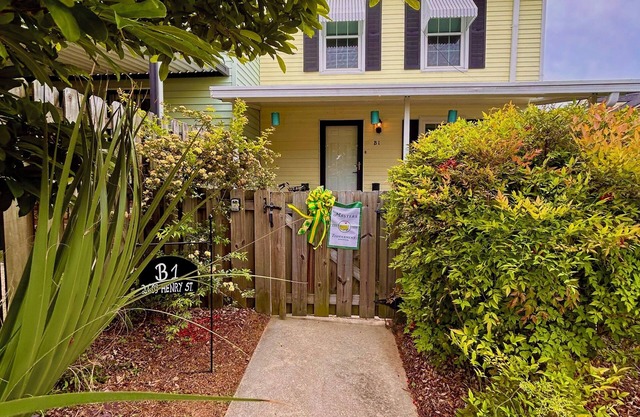 Charming 2-bedroom townhome in Summerville 2 miles from Golf course