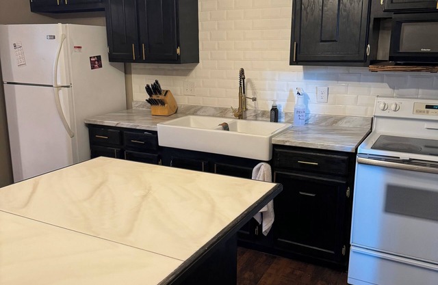 Charming 2-bedroom townhome in beautiful Midtown Lincoln with WiFi, AC
