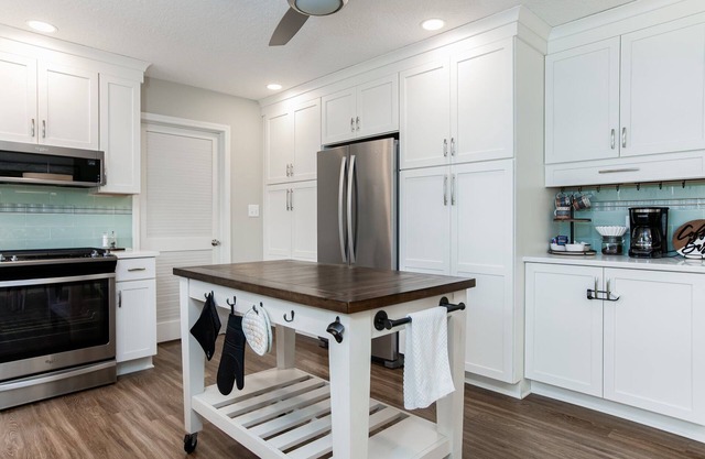 Charming 2-bedroom townhome in delightful Manteo.