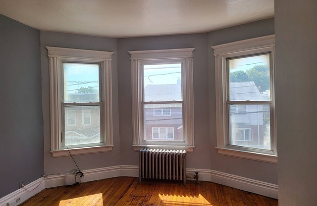 Charming 2-bedroom townhome with WiFi, AC in Kearny