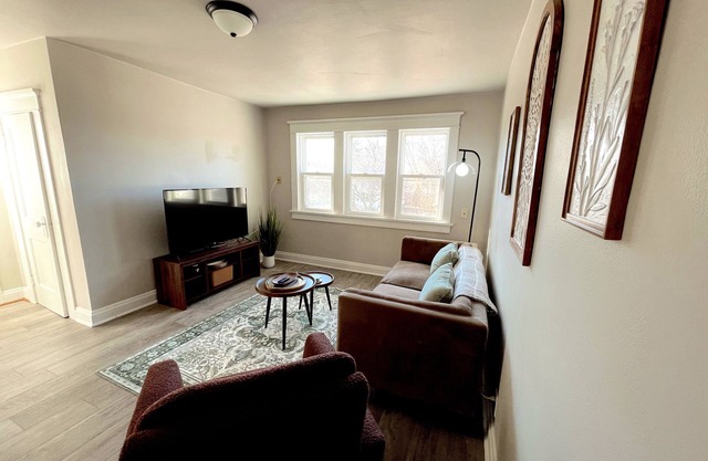 Charming 2-bedroom Upper Duplex in lovely Green Bay