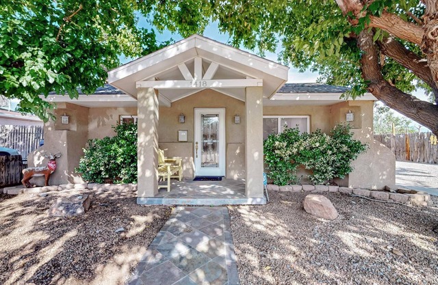 Charming 2-bedroom bungalow in beautiful Albuquerque w/AC, WiFi, great location.