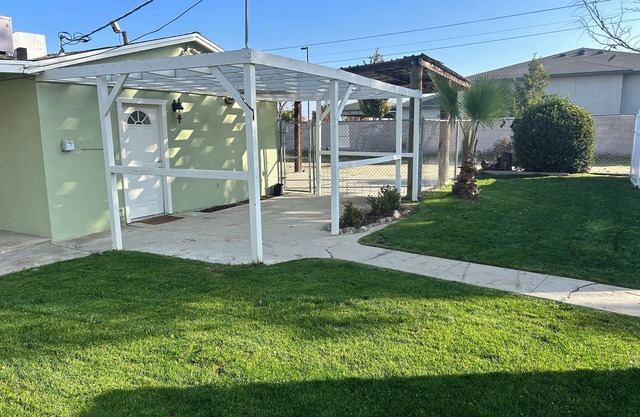 Charming 2-bedroom house with WiFi, AC in welcoming Bakersfield